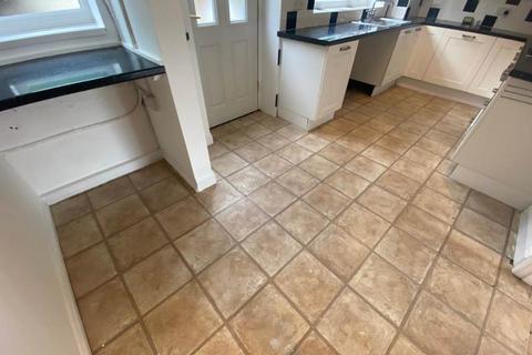 3 bedroom terraced house to rent, Victoria Park Grove, Bramley LS13