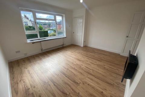 3 bedroom terraced house to rent, Victoria Park Grove, Bramley LS13