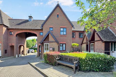 2 bedroom flat for sale - 2 bedroom First Floor Flat in Chichester