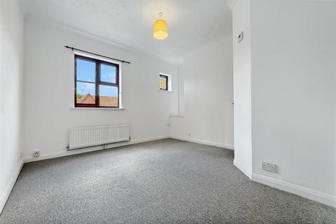 2 bedroom flat for sale, 2 bedroom First Floor Flat in Chichester