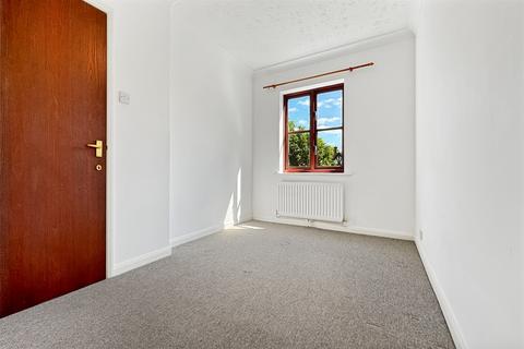 2 bedroom flat for sale, 2 bedroom First Floor Flat in Chichester