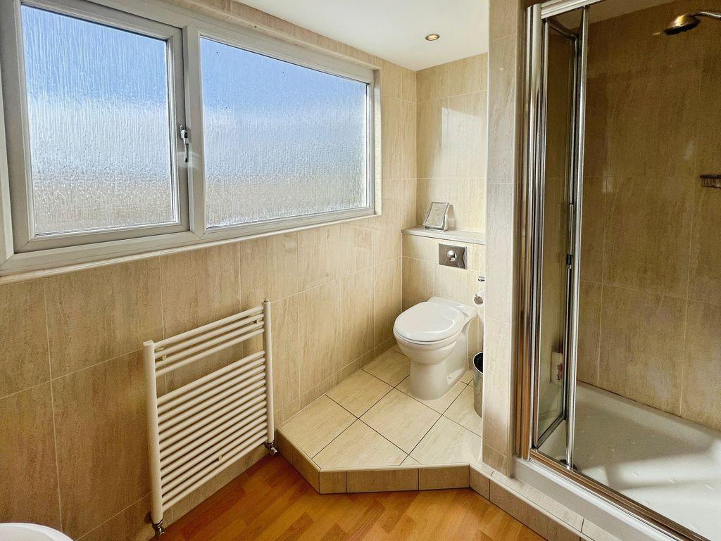 En suite to Bedroom