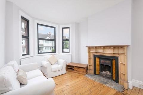 3 bedroom semi-detached house to rent, Kendall Avenue, South Croydon