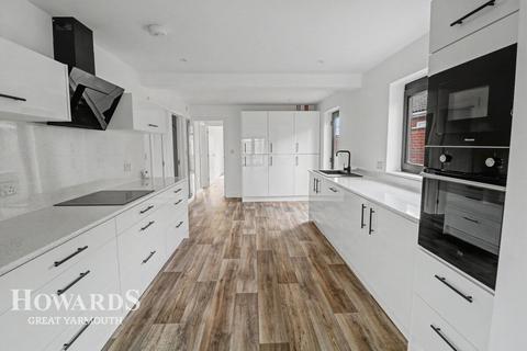 3 bedroom detached bungalow for sale, Beach Road, Scratby