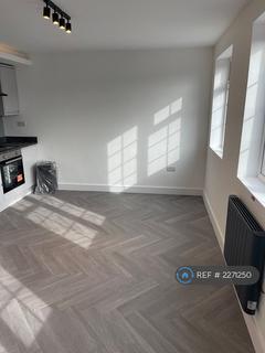 2 bedroom flat to rent, Falloden Way, London, NW11