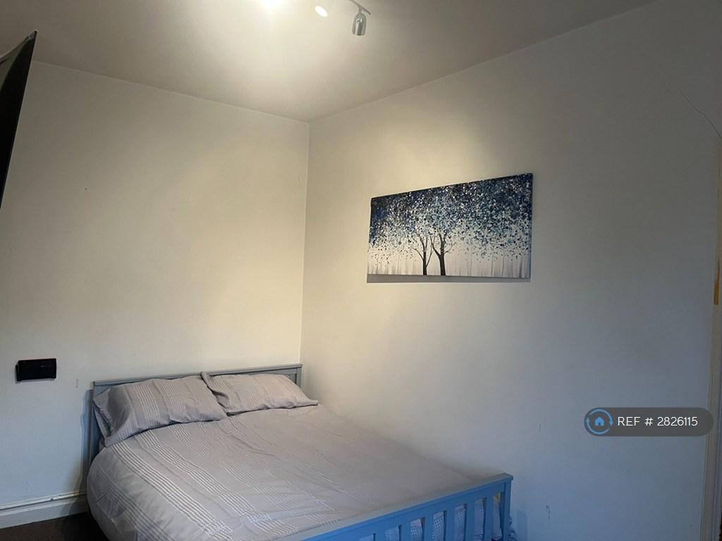 Bedroom (Pic 1)