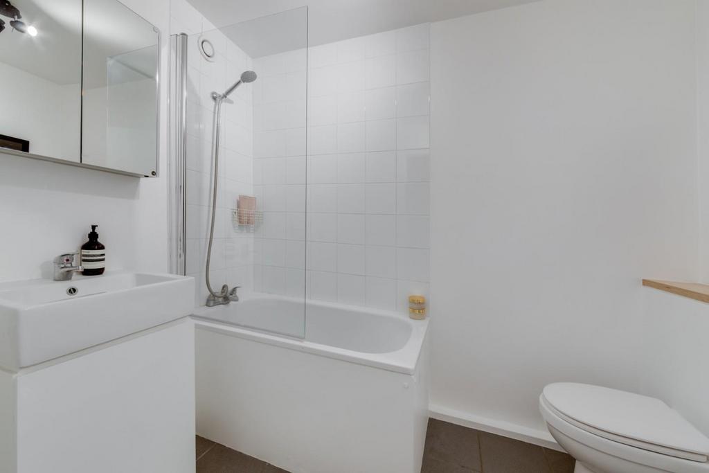 BATHROOM 1.jpg