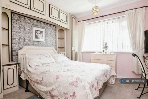 3 bedroom semi-detached house to rent, Glebefields Road, Tipton, DY4