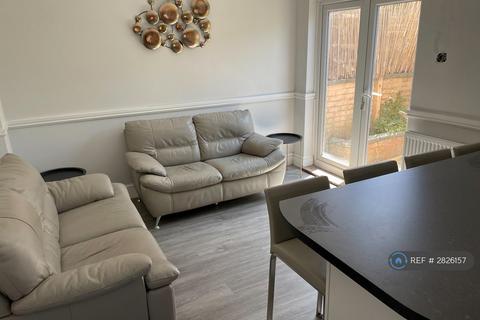 4 bedroom semi-detached house to rent, Wades Road, Bristol, BS34
