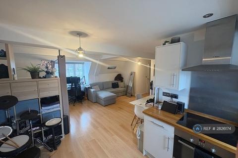 Studio to rent, Gatcombe House, London, SE22