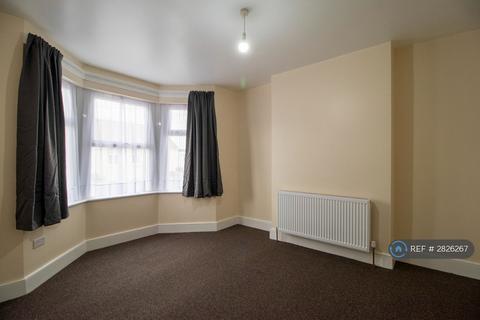1 bedroom flat to rent, Hickling Road, Ilford, IG1
