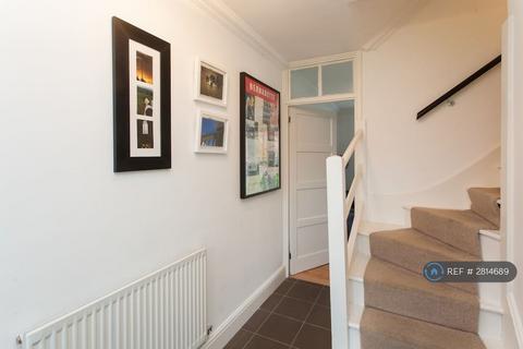 1 bedroom in a flat share to rent, Pitfield Street, London, N1