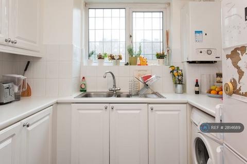 1 bedroom in a flat share to rent, Pitfield Street, London, N1