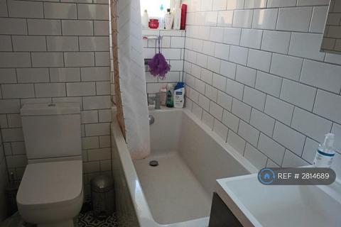 1 bedroom in a flat share to rent, Pitfield Street, London, N1