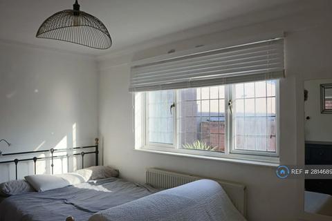 1 bedroom in a flat share to rent, Pitfield Street, London, N1