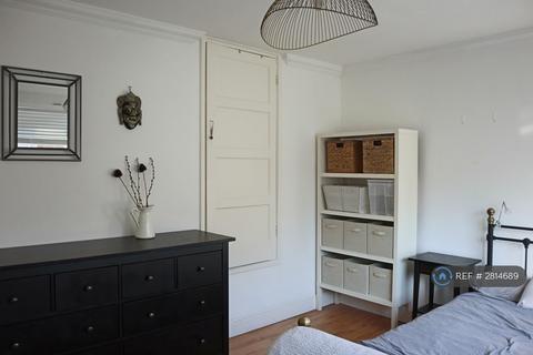 1 bedroom in a flat share to rent, Pitfield Street, London, N1