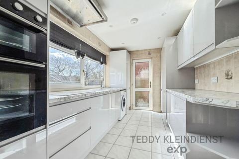 4 bedroom detached house to rent, The Avenue, Worcester Park KT4
