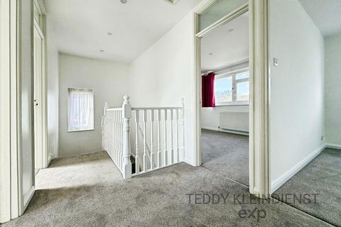 4 bedroom detached house to rent, The Avenue, Worcester Park KT4