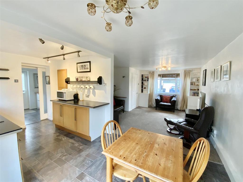 Kitchen/ Dining Room