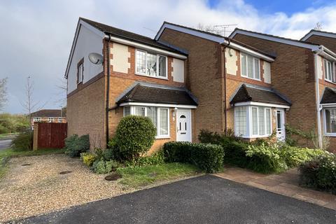 2 bedroom end of terrace house to rent, Peel Close, Reading RG5