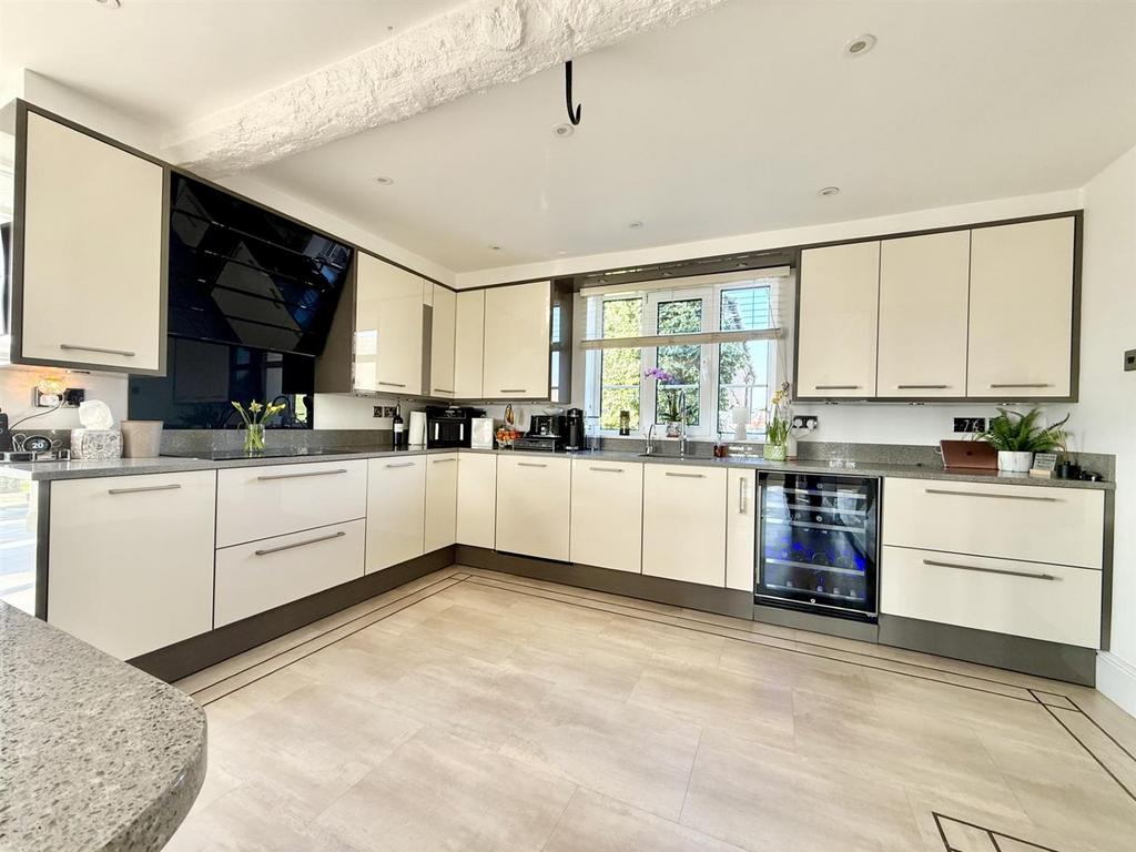 Kitchen2.jpg