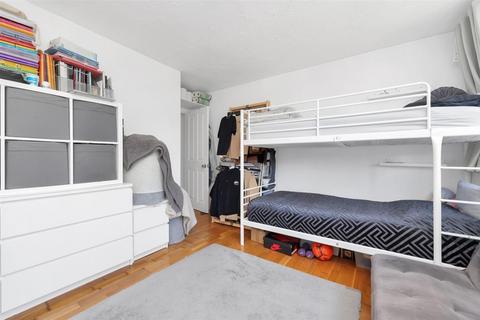 2 bedroom flat to rent, Dover Close, London, NW2