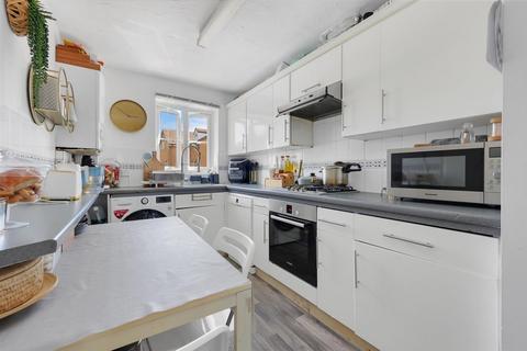 2 bedroom flat to rent, Dover Close, London, NW2