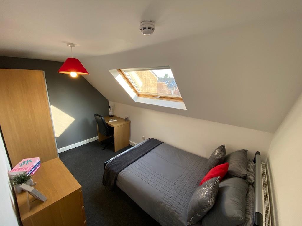 Well-presented double bedroom with a double bed...