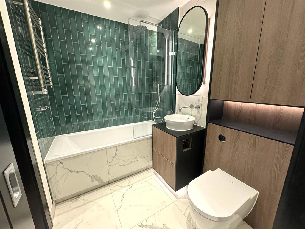 Bathroom pic 2.jpg