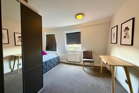 3 bedroom apartment to rent, London SE5