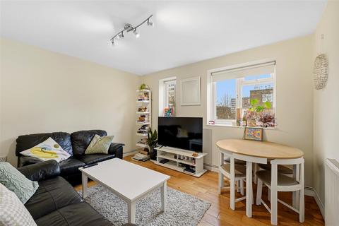 3 bedroom apartment to rent, Dagnall Street, London