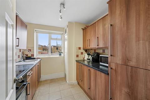 3 bedroom apartment to rent, Dagnall Street, London