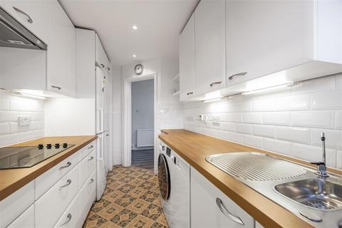 3 bedroom flat for sale, St. Leonards Court, East Sheen, SW14