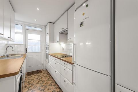 3 bedroom flat for sale, St. Leonards Court, East Sheen, SW14
