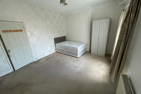 3 bedroom terraced house to rent, Whiteacre Road, Ashton-under-Lyne, OL6