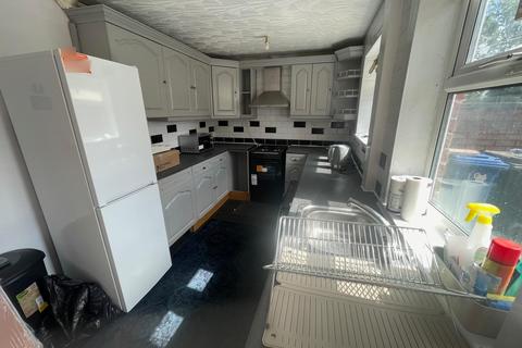 3 bedroom terraced house to rent, Whiteacre Road, Ashton-under-Lyne, OL6