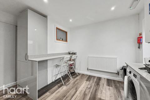 undefined, Derby Street, READING