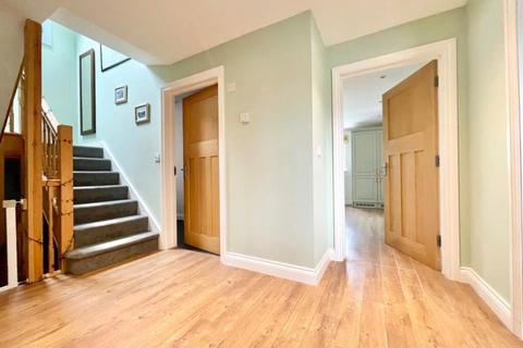 3 bedroom detached house for sale, Luddington Road, Stratford-upon-Avon, Warwickshire, CV37 9SF