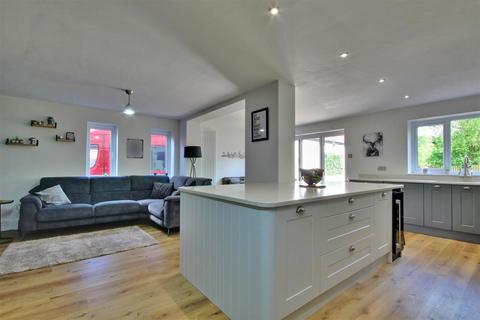 4 bedroom semi-detached house for sale, Hull Road, Coniston, Hull