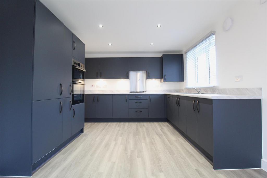 Kitchen 2.jpg