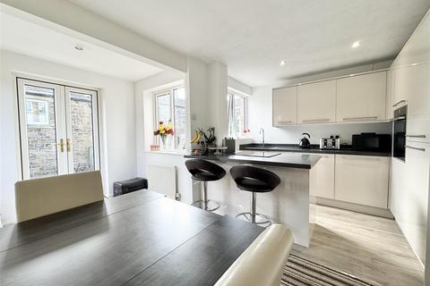 3 bedroom end of terrace house for sale, Church Close, Shepley, Huddersfield, HD8 8HD