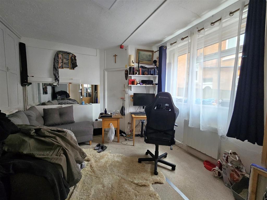 Studion lounge-bedroom.jpg