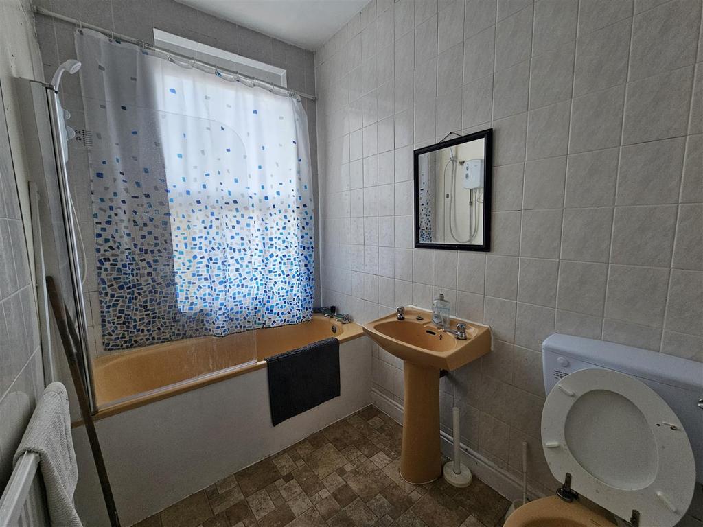 Shared bathroom 2.jpg