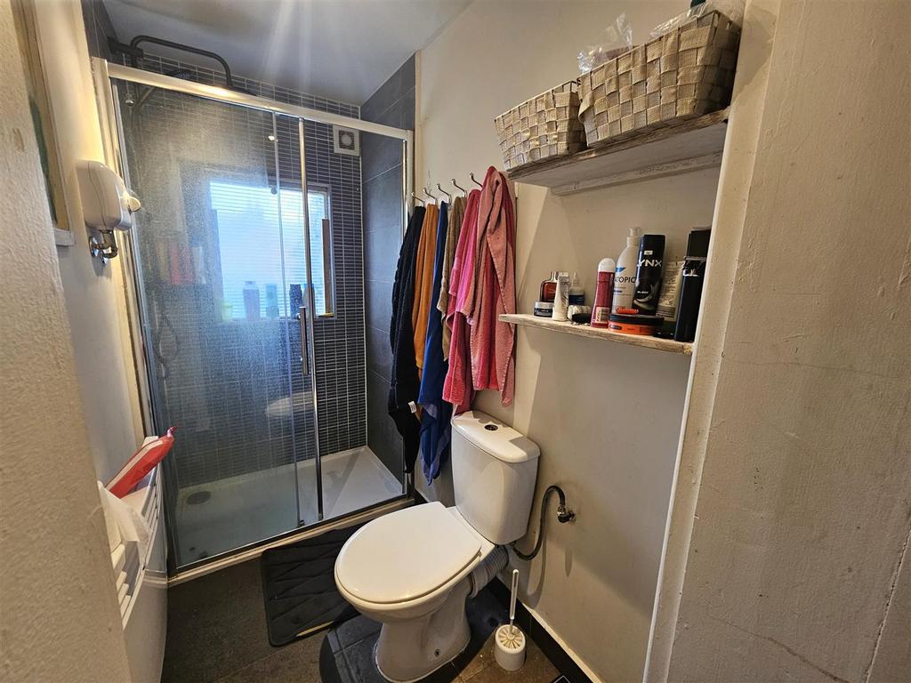 Studio shower room.jpg