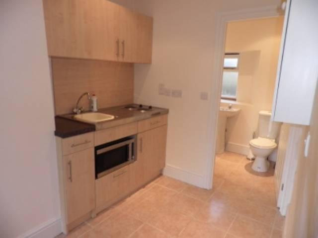 Kitchen / shower roo