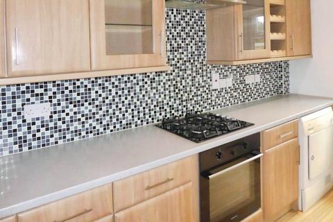 3 bedroom terraced house to rent, Fairwater Drive, Reading RG5