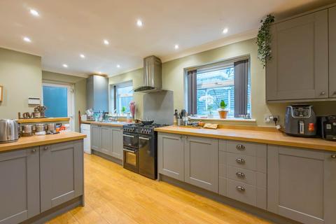 4 bedroom detached house for sale, Shirley Avenue, Cleckheaton