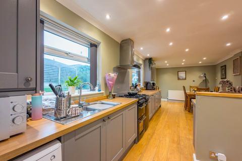 4 bedroom detached house for sale, Shirley Avenue, Cleckheaton