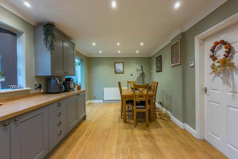 4 bedroom detached house for sale, Shirley Avenue, Cleckheaton