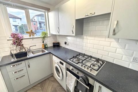 2 bedroom terraced house to rent, Woodside View, Leeds, West Yorkshire